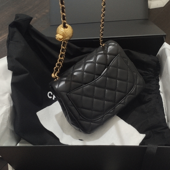Brand new. Never used, Chanel Mini Flap square with gold ball. Pearl crush. - Picture 6 of 12